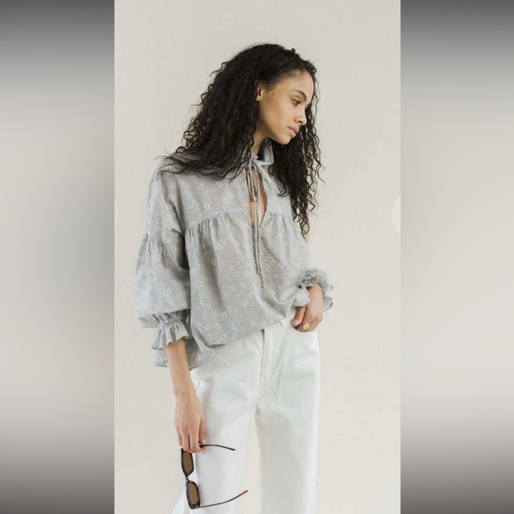 A Bronze Age Loui Women's Light Gray Blue Tie Neck Blouse in Provence Floral